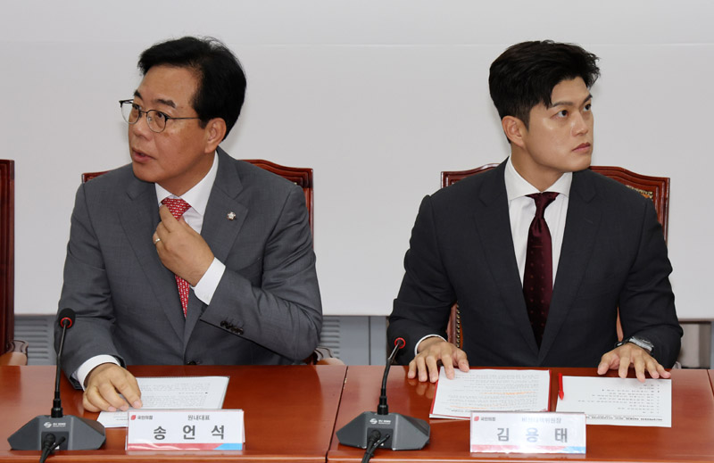 ▲ 김용태(오른쪽) 국민의힘 비상대책위원장과 송언석 원내대표가 19일 오전 서울 여의도 국회에서 열린 '비리백화점 이재명 정부 인사청문회 대책회의'에 참석해 있다. ⓒ뉴시스