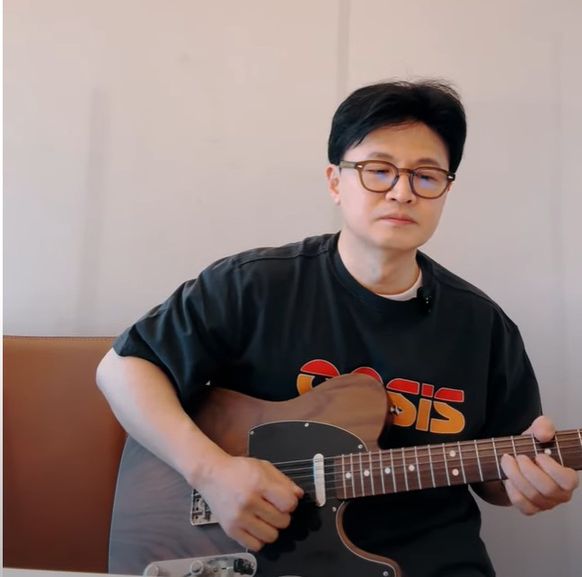 ▲ 한동훈 전 국민의힘대표가 지난 15일 자신의 유튜브 채널 라이브 방송에서 기타를 치는 모습. ⓒ유튜브 캡처
