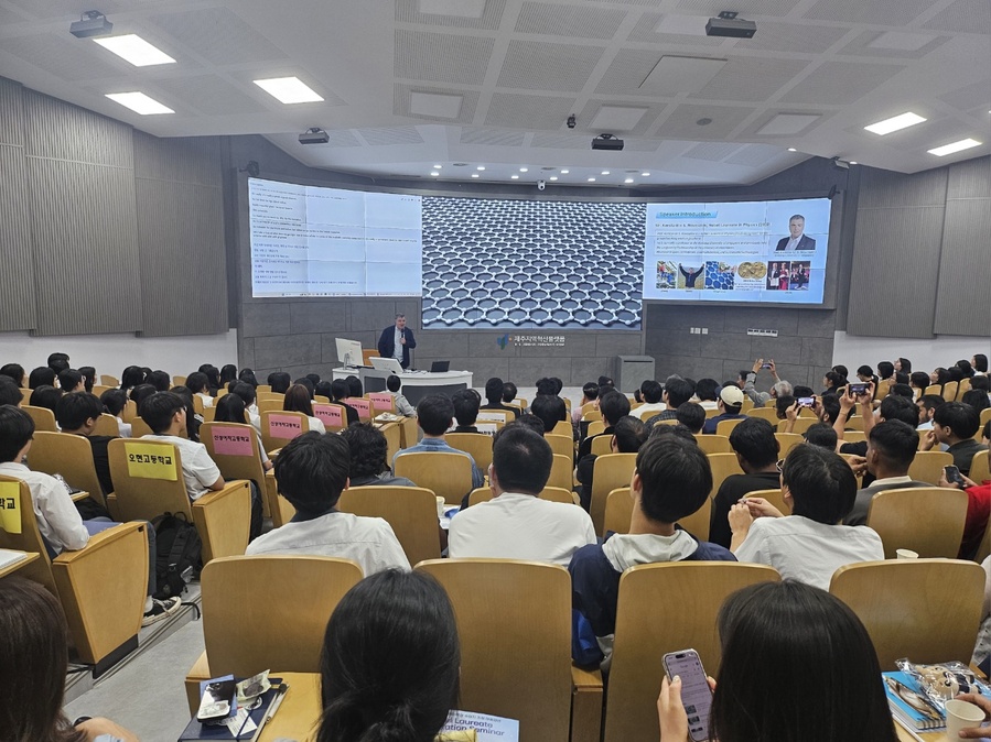▲ 18일 제주대학교 공과대학에서 열린 ‘노벨 물리학상 수상자 초청 대중강연(Nobel Laureate Invitation Seminar)’에서  2010년 노벨물리학상 수상자인 ‘콘스탄틴 S. 노보셀로프(Konstantin S. Novoselov)’ 싱가포르국립대학교(NUS) 교수가 강연하고 있다. ⓒ김상재 제주대학교 공과대학장 연구실 제공