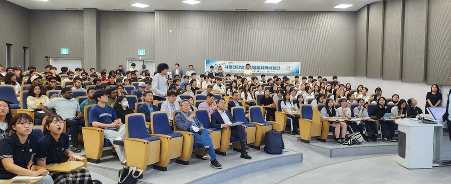 ▲ 18일 제주대학교 공과대학에서 열린 ‘노벨 물리학상 수상자 초청 대중강연(Nobel Laureate Invitation Seminar)’에서  2010년 노벨물리학상 수상자인 ‘콘스탄틴 S. 노보셀로프(Konstantin S. Novoselov)’ 싱가포르국립대학교(NUS) 교수의 강연에 참여한 참석자들이 강연에 임하고 있다. ⓒ김상재 제주대학교 공과대학장 연구실 제공