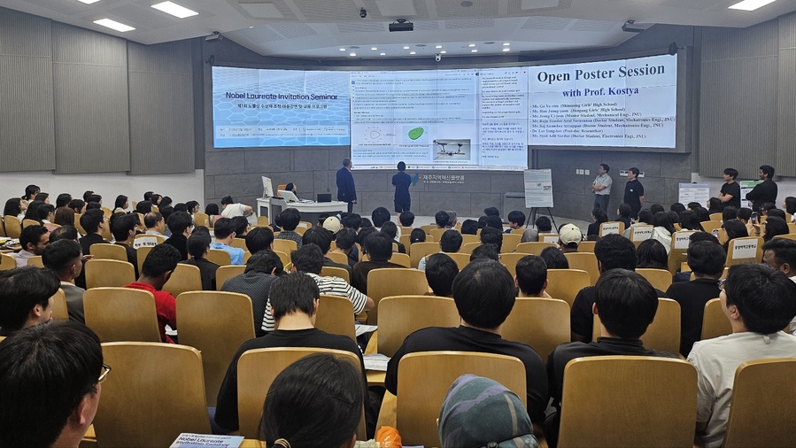 ▲ 18일 제주대학교 공과대학에서 열린 ‘노벨 물리학상 수상자 초청 대중강연(Nobel Laureate Invitation Seminar)’에서  2010년 노벨물리학상 수상자인 ‘콘스탄틴 S. 노보셀로프(Konstantin S. Novoselov)’ 싱가포르국립대학교(NUS) 교수의 강연 후 강연에 참여한 학생이 노보셀로프 교수에게 자신의 연구 주제에 관해 조언을 구하고 있다. ⓒ김상재 제주대학교 공과대학장 연구실 제공