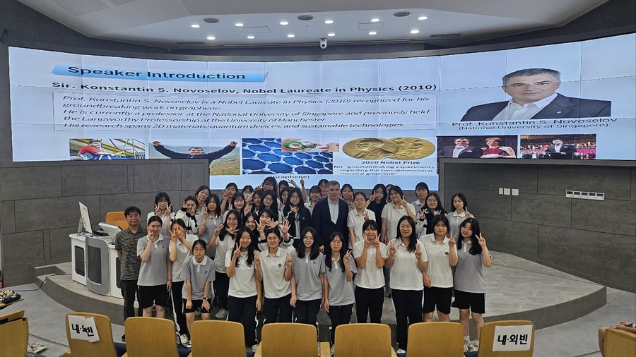 ▲ 18일 제주대학교 공과대학에서 열린 ‘노벨 물리학상 수상자 초청 대중강연(Nobel Laureate Invitation Seminar)’에서  2010년 노벨물리학상 수상자인 ‘콘스탄틴 S. 노보셀로프(Konstantin S. Novoselov)’ 싱가포르국립대학교(NUS) 교수의 강연 후 신성여자고등학교 학생들이 노보셀로프 교수와 기념촬영을 하고 있다. ⓒ김상재 제주대학교 공과대학장 연구실 제공