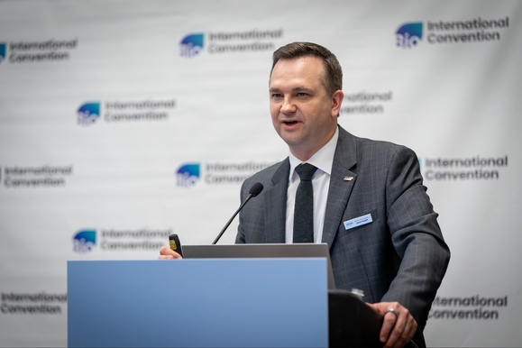 ▲ 18일(현지시간) 케빈 샤프(Kevin Sharp) 삼성바이오로직스 영업센터 세일즈앤드오퍼레이션담당 부사장이 회사 경쟁력과 세일즈 전략 등에 대해 설명하고 있다. ⓒ삼성바이오로직스