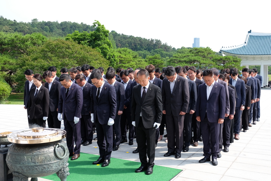 ▲ 한화에어로스페이스와 한화시스템, 한화오션 임직원 130여명이 현충원에서참배하고 있다. ⓒ한화에어로스페이스