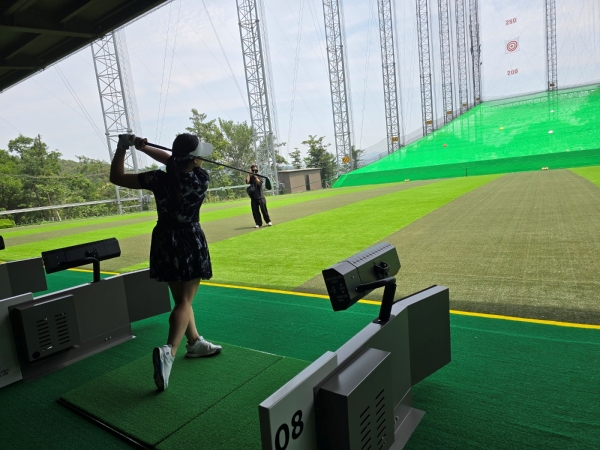 ▲ 워커힐 호텔앤리조트 소속 조은애 프로가 시연하고 있다.ⓒ최신혜 기자