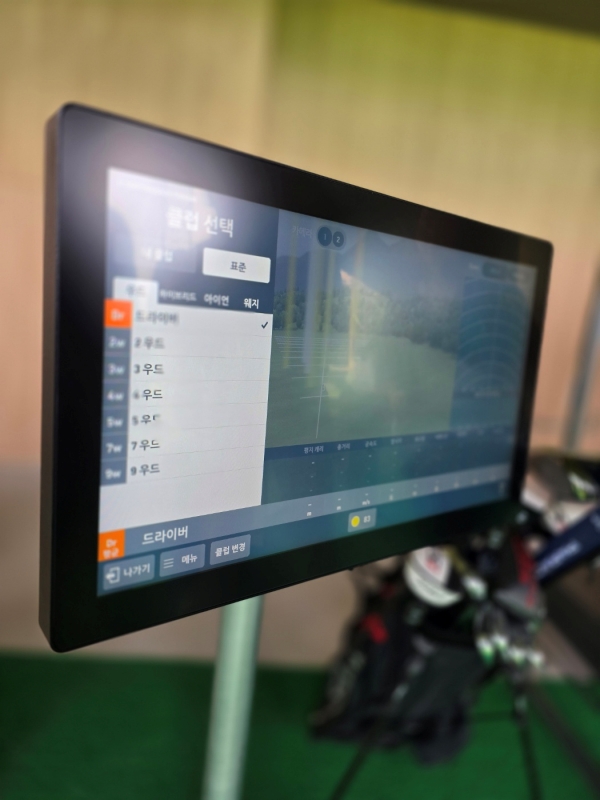 ▲ 워커힐은 새 골프클럽 61개 모든 타석에 세계적 골프 투어 중계 방송에서 사용되는 탑트레이서를 설치했다. ⓒ최신혜 기자