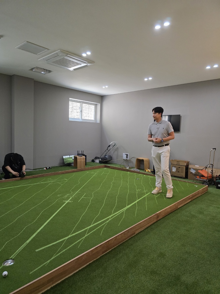 ▲ 퍼팅 피팅은 증강현실(AR)을 활용한 신개념 골프 퍼팅 훈련 장비인 뷰(PuttView)로 다양한 거리와 높낮이에서 에이밍 라인과 속도, 방향 등에 대한 이해도를 높일 수 있다. ⓒ최신혜 기자