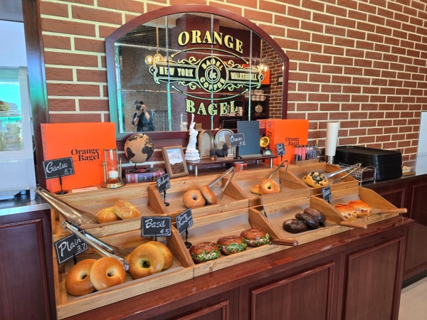 ▲ 1층 오렌지 베이글 카페. 베이커리와 다과를 골프와 함께 즐길 수 있다. ⓒ최신혜 기자