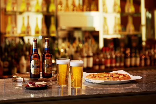 ▲ ‘서머 레시피’ 패키지 이용 시 클럽라운지 앤 바에서 즐길 수 있는 ‘피맥세트’ⓒ워커힐 호텔앤리조트에