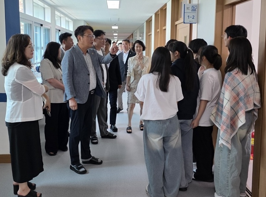 ▲ 충북도의회 교육위원회(위원장 이정범)는 19일 청주시 상당구 가덕면 소재 단재고등학교를 현장 방문해 학교 운영 현황을 점검하고 구성원들의 애로사항을 청취하고 있다. ⓒ충북도의회