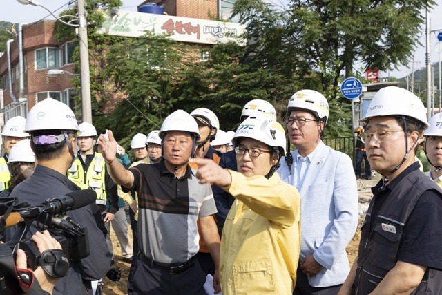 ▲ 김동연 경기도지사가 19일 지난 4월 붕괴사고가 발생했던 신안산선 복구 현장을 찾아 호우 대비 상황을 점검하고 있다. ⓒ경기도 제공