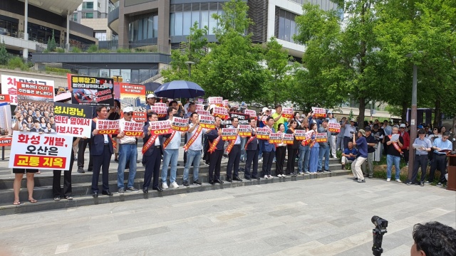 ▲ 오산·동탄 비상대책위원회가 동탄호수공원에서 개최한 초대형 물류센터 추진 반대집회ⓒ정일형 기자