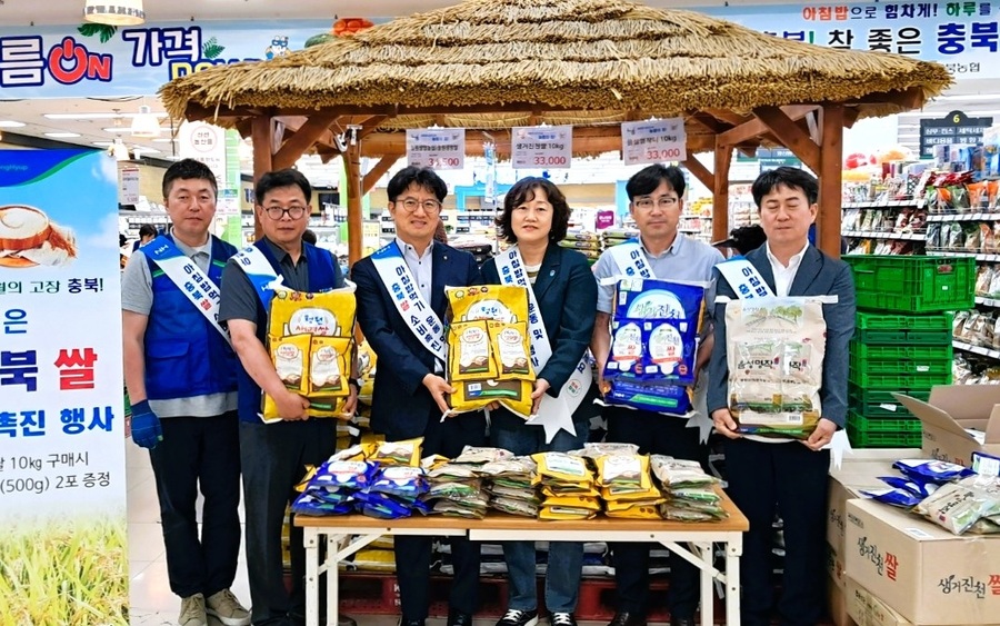 ▲ 박상민(왼쪽 세 번째) 충북농협 경제 부본부장이 제주도 하나로마트에서 충북도와 농협 관계자들과 기념촬영을 하고 있다. ⓒ충북농협