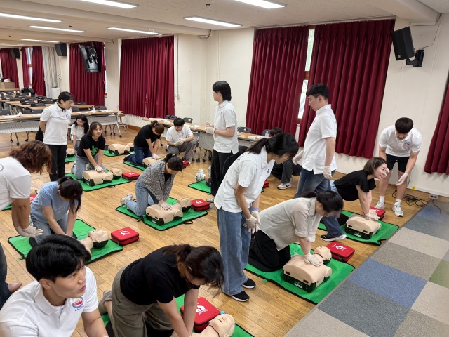 ▲ 19일 수원 산남중에서 경기대 학생들이 학부모 대상 심폐소생술 교육을 하고 있다. ⓒ경기대 제공