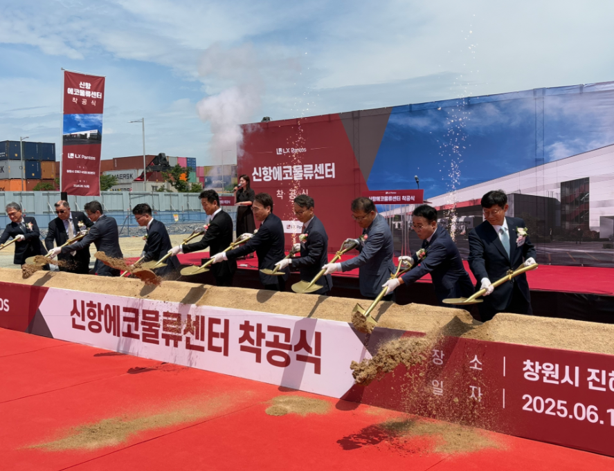 ▲ 엘엑스판토스신항에코물류센터가 착공식에서 관계자들이 첫삽을 뜨고 있다.ⓒ부산항만공사