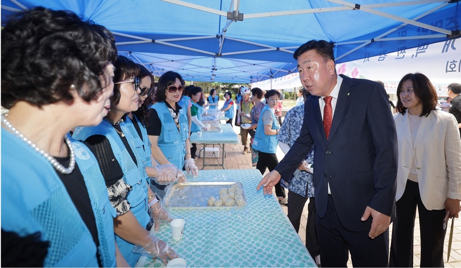 ▲ 이범석 시장이 19일 오전 중앙공원에서 열린 6 25 음식재현 시식회에서 보리주먹밥에 대한 설명을 듣고 있다. ⓒ청주시