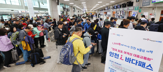 ▲ 지난 주말인 14일 인천 중구 인천항 연안여객터미널에서 백령도 등 섬으로 여행을 떠나는 관광객들이 여객선 승선을 위해 이동하고 있다. 올해부터 시행된 '인천 i바다패스' 정책으로 인천섬 지역을 찾는 관광객이 급증하고 있다. ⓒ 연합뉴스 제공