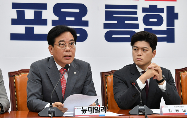 송언석 "<b>포퓰리즘</b> 정권 데뷔쇼 … 추경, 국가 채무 20조 원 늘어나" [이...
