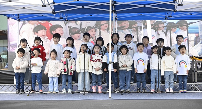 ▲ 평창군이 지역 소멸 위기 속에서 단순한 지원을 넘어 '아이를 함께 키우는 동반자'로 지자체의 행정적 역할을 강조하며, 아이의 출생부터 대학 졸업까지 성장 과정 전반을 아우르는 통합 지원 정책인 '다 키워드림, 1억 5천 평창플랜'을 전면 시행한다.ⓒ평창군