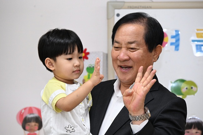 ▲ 평창군이 지역 소멸 위기 속에서 단순한 지원을 넘어 '아이를 함께 키우는 동반자'로 지자체의 행정적 역할을 강조하며, 아이의 출생부터 대학 졸업까지 성장 과정 전반을 아우르는 통합 지원 정책인 '다 키워드림, 1억 5천 평창플랜'을 전면 시행한다.ⓒ평창군
