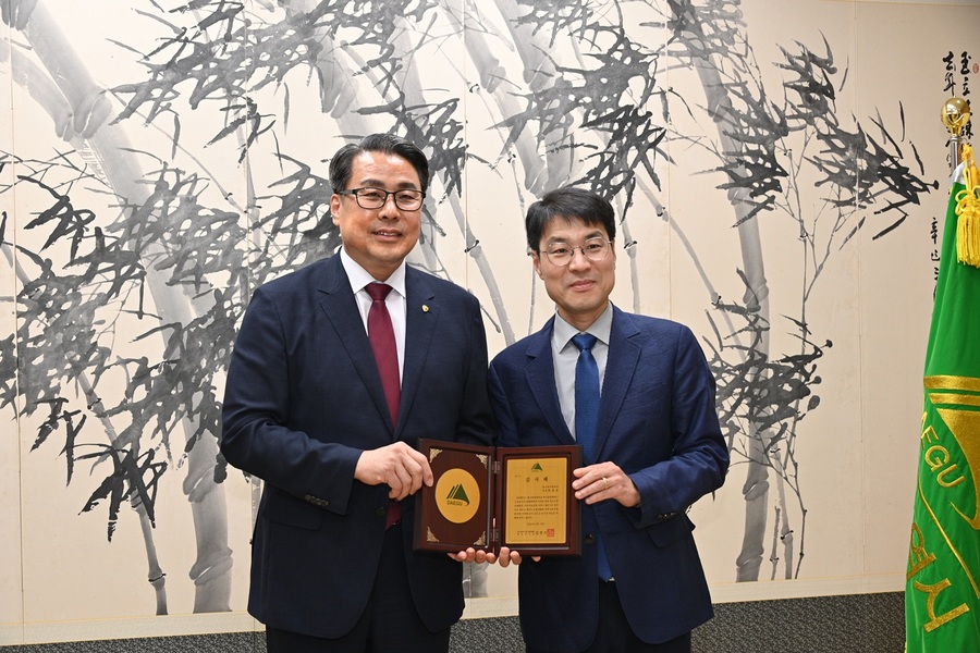 ▲ 대구한의대학교 변창훈 총장은 6월 19일, 대구시청 시장실에서 혁신도시 내 혁신캠퍼스 개교 및 한방병원 이전, 그리고 융합형 교육·의료 복합시설 운영 등을 통한 지역사회 공헌을 인정받아, 김정기 대구시장 권한대행으로부터 감사패를 받았다.ⓒ대구한의대