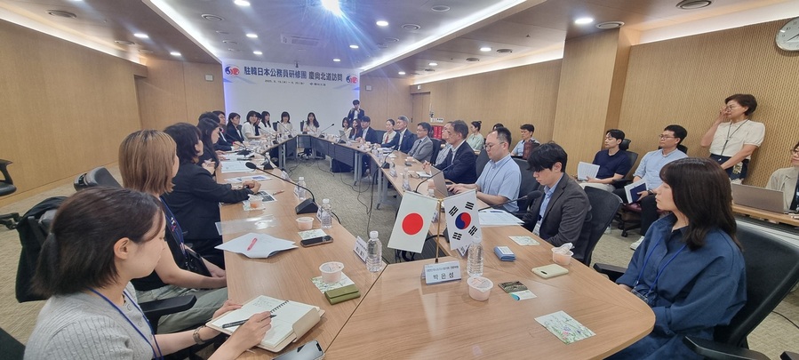 ▲ 경상북도는 19일부터 20일까지 일본지방자치단체국제화협회(CLAIR)서울사무소 및 일본 각 지자체에서 파견된 공무원 등 25명을 초청해 ‘주한 일본공무원 초청 연수’를 했다.ⓒ경북도