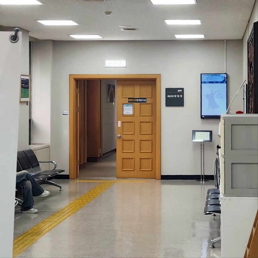 ▲ 제주지방법원 201호 법정 출입문 ⓒ노재균 기자