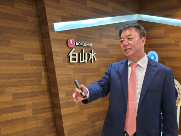 ▲ 안명식 연변농심 법인장이 백산수 제조공정에 대해 설명하고 있다. ⓒ최신혜 기자