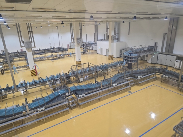 ▲ 백산수가 실시간으로 생산되고 있는 모습ⓒ최신혜 기자