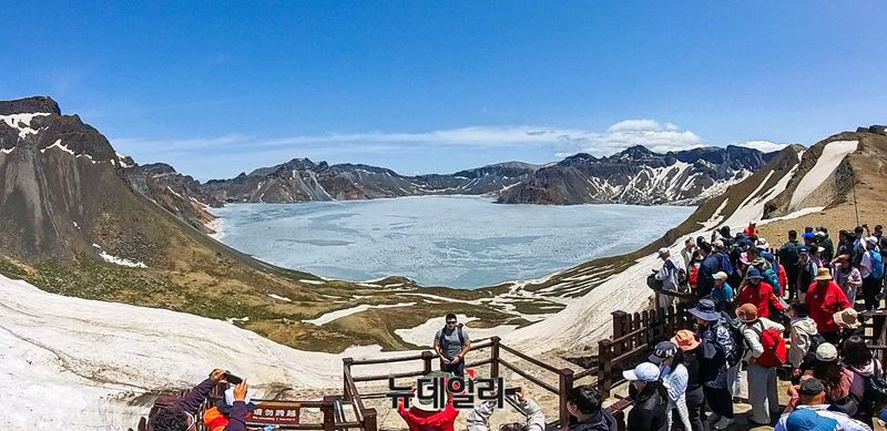 ▲ 지난 12일 중국 지린성 연변 조선족 자치주 백두산 서파에서 관광객들이 천지를 살펴보고 있다.ⓒ 이종현 기자
