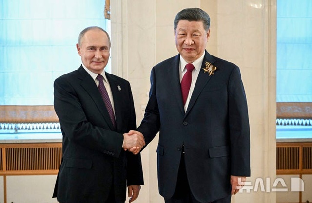 ▲ 블라디미르 푸틴 러시아 대통령(좌)이 러시아 모스크바 크렘린궁에서 열린 외국 대표단 환영 갈라 콘서트에 참석한 시진핑 중국 국가주석과 악수하고 있다. 250508 AP/뉴시스. ⓒ뉴시스