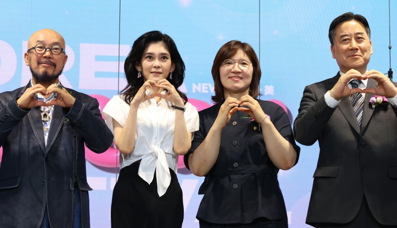 ▲ 장미란 문화체육관광부 제2차관이 19일 서울 중구 동대문디자인플라자에서 열린 '코리아뷰티페스티벌' 개막식에서 이부진 한국방문의해위원장을 비롯한 내빈들과 함께 기념촬영을 하고 있다.ⓒ문체부