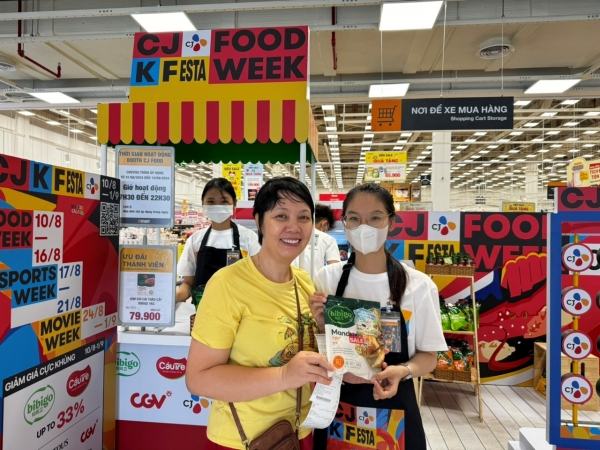 ▲ 2024 CJ K FESTA 푸드 위크를 즐기는 베트남 소비자ⓒCJ그룹