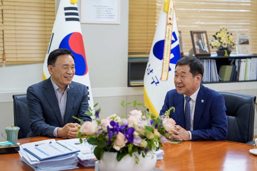 ▲ 이재영 군수(오른쪽)와 조성명 구청장이 강남구청에서 만나 협력 확대 방안에 대해 이야기를 나누고 있다. ⓒ증평군