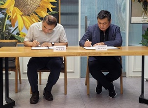 ▲ 중원대 박상혁 교수(드론봇 군사학과 교수, 국제융복합연구원장)는 지난 18일 ㈔한국재난안전경영협회 박성면 회장(前, 대통령 경호처 대테러 국장)과 학술 연구 협약(MOU)를 체결했다. ⓒ중원대학교