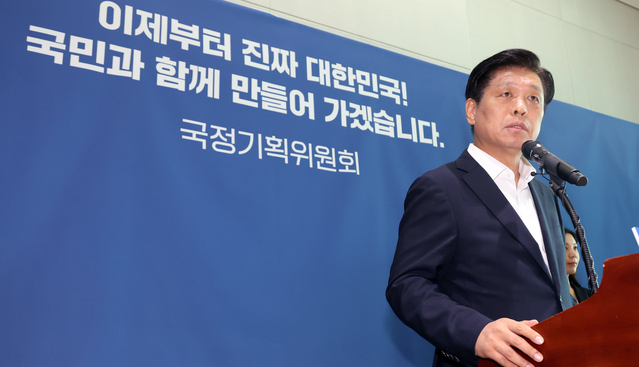 ▲ 조승래 국정기획위원회 대변인이 19일 세종시 정부세종컨벤션센터에서 운영위원회 결정사항과 지난 18일 실시된 업무보고 총평 등을 브리핑 하고 있다. ⓒ뉴시스