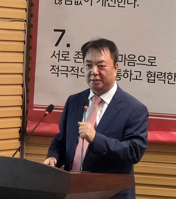 ▲ 안명식 연변농심 법인장이 16일 중국 이도백하 백산수 공장에서 열린 기자간담회에서 백산수 사업 계획에 대해 밝히고 있다.ⓒ최신혜 기자