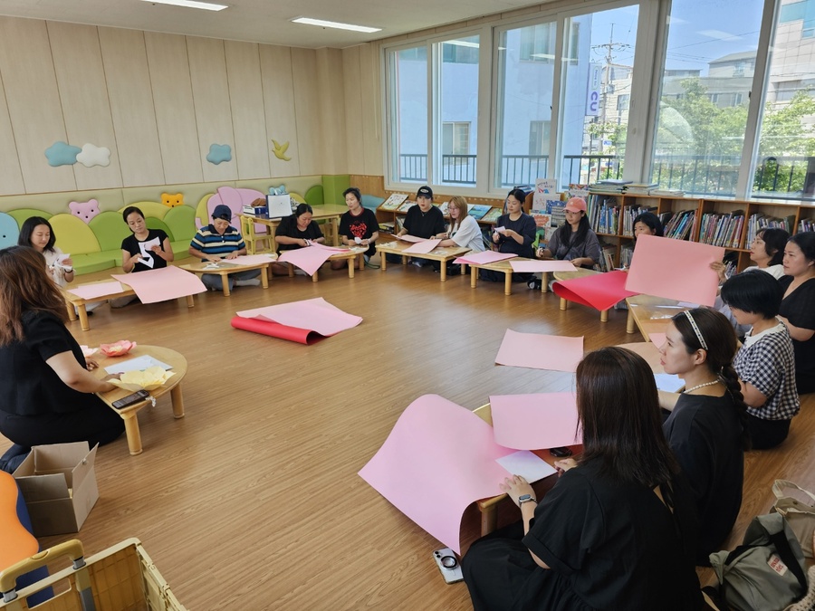 ▲ 지난 18일 한림초등학교병설유치원에서 실시된 ‘제주형 한울타리 유치원 사업’의 지구공감 연계 활동 동아리 연수에 참여한 보호자들이 연수에 임하고 있다. ⓒ제주특별자치도교육청 제공