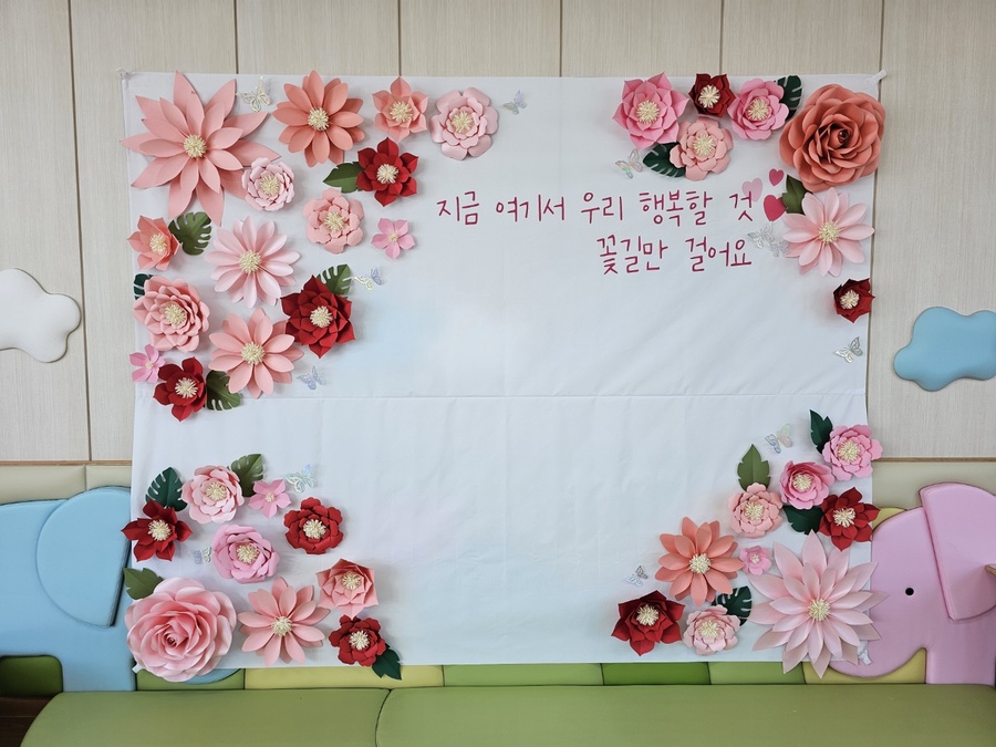 ▲ 지난 18일 한림초등학교병설유치원에서 실시된 ‘제주형 한울타리 유치원 사업’의 지구공감 연계 활동 동아리 연수을 통해 참가자들이 완성한 작품 ⓒ제주특별자치도교육청 제공