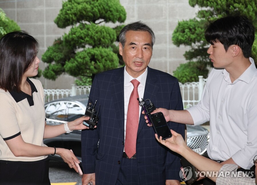 ▲ 윤석열 전 대통령 부인 김건희 여사 관련 의혹을 수사하는 민중기 특별검사가 20일 서울 서초구 서초동에 마련된 임시 사무실로 출근하며 취재진의 질문을 받고 있다. ⓒ연합뉴스