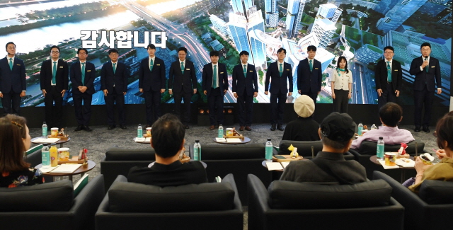 ▲ 포스코이앤씨 직원들이 홍보관을 찾은 조합원들께 인사드리고 있다.ⓒ포스코이앤씨