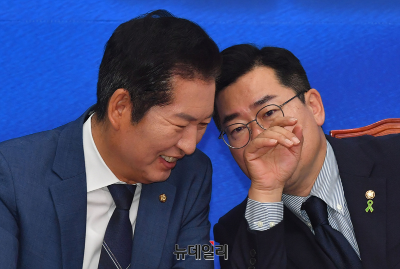 ▲ 정청래(왼쪽)·박찬대 더불어민주당 의원.ⓒ이종현 기자