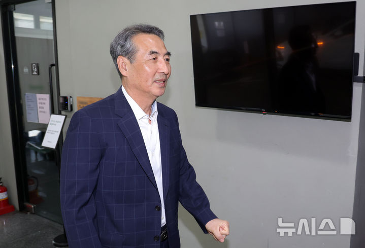 ▲ 윤석열 전 대통령 부인 김건희 여사 관련 의혹을 수사하는 민중기 특별검사가 18일 오전 서울 서초구 임시 사무실로 사용 중인 공유오피스 건물로 들어가고 있다. ⓒ뉴시스