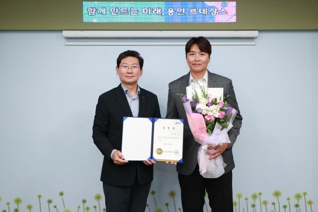 ▲ 이상일 용인특례시장(왼쪽)이 이동국 용인FC 테크니컬디렉터에게 임명장을 전달한 뒤 기념촬영을 하고 있다. ⓒ용인시 제공