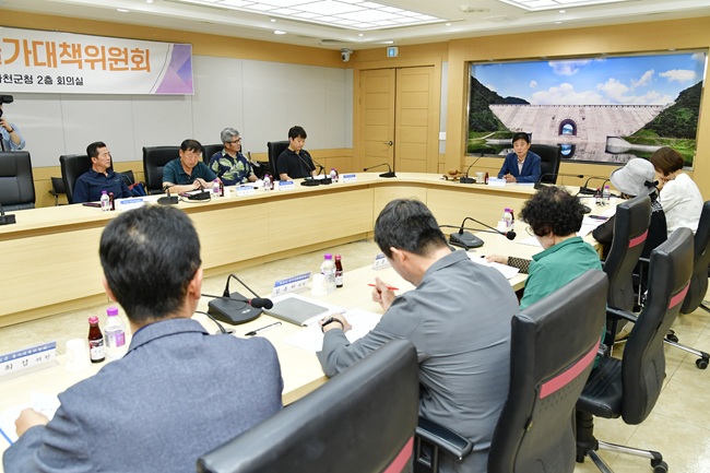 ▲ 제2회 화천군 물가대책위원회 회의가 20일 군청에서 최문순 군수를 비롯한 위원들이 참석한 가운데 열렸다. ⓒ화천군