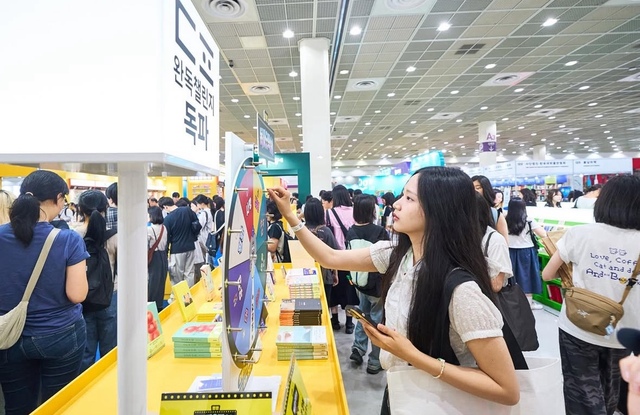 ▲ 서울 강남구 코엑스에서 2025 서울국제도서전 관람객이 전시를 체험하고 있다. 출처=서울국제도서전 인스타그램 갈무리 ⓒ@sibf_official