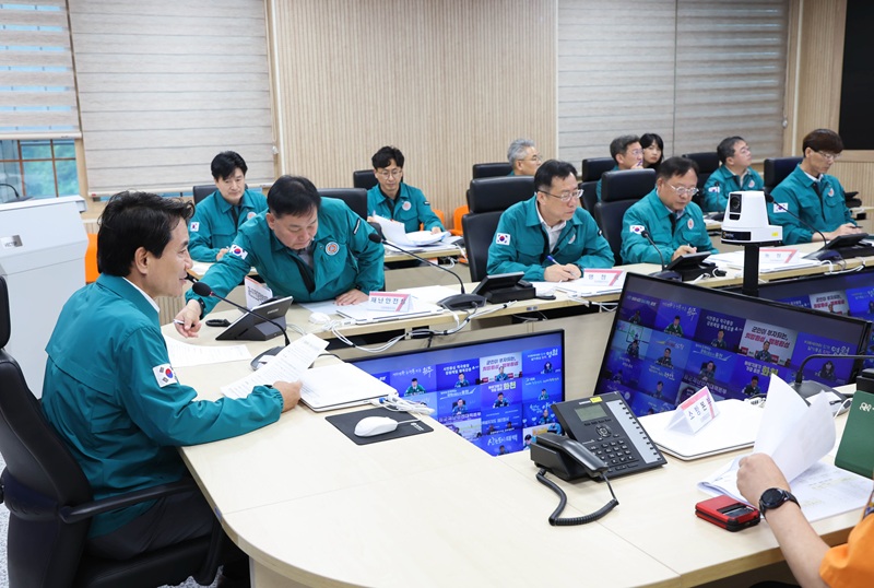 ▲ 강원특별자치도가 20일 오전 9시 45분, 재난상황실에서 김진태 도지사 주재로 호우 대응상황 점검회의를 개최했다. ⓒ강원특별자치도