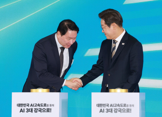 ▲ 이재명 대통령이 20일 울산전시컨벤션센터에서 열린 울산 인공지능(AI) 데이터 센터 출범식에서 기념 세리머니에 참여해 최태원 SK그룹 회장과 악수하고 있다.ⓒ연합뉴스