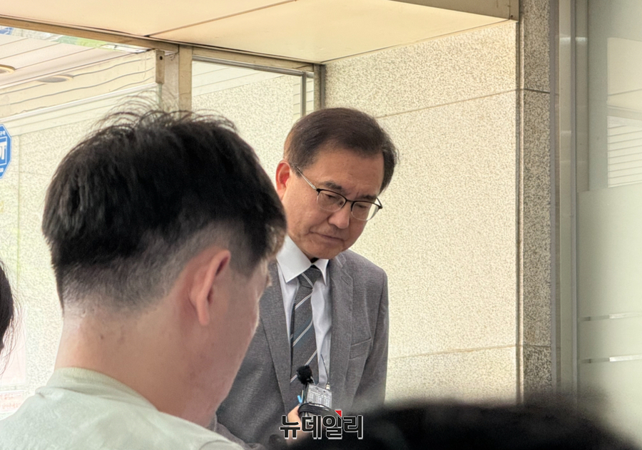 ▲ 이명현 특검이 19일 오전 서울 서초구 자신의 변호사 사무실 앞에서 기자들과 만나 '18일 밤에 특검보 후보자 8명을 이재명 대통령에게 추천했다'고 밝혔다. ⓒ정혜영 기자
