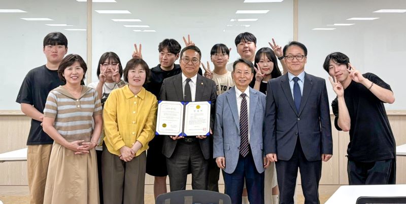 ▲ 백석문화대 교수ㆍ학생들이 보건의료정보관리교육 프로그램 평가 인증서를 들고 기념사진을 찍고 있다.ⓒ백석문화대